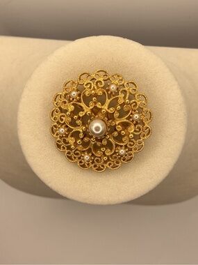 Vintage Signed JJ Jonette Jewelry Gold Tone Filigree Brooch Faux Pearl Accents